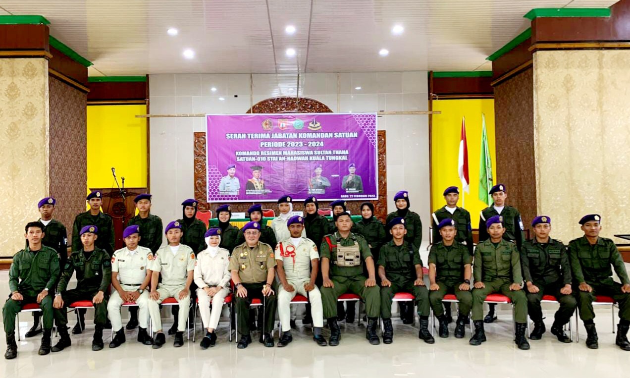 Komandan Satuan Menwa STAI An Nadwah M Irhami (tengah) bersama jajaran personil.