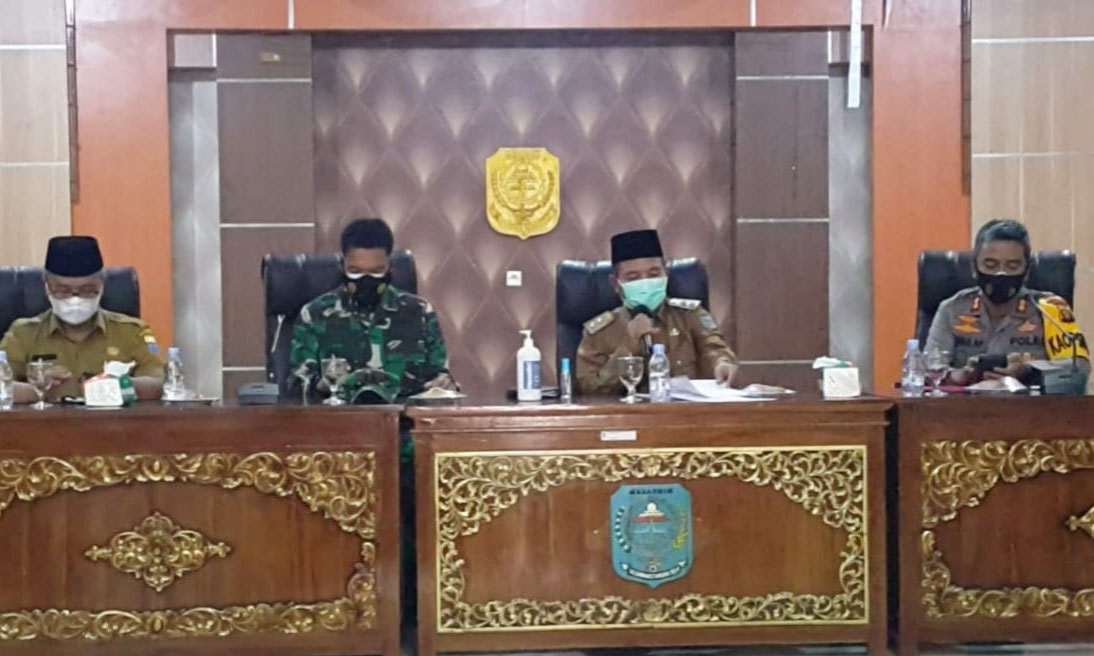 Mashuri saat pimpin rapat lengkap Satgas Covid-19 Merangin