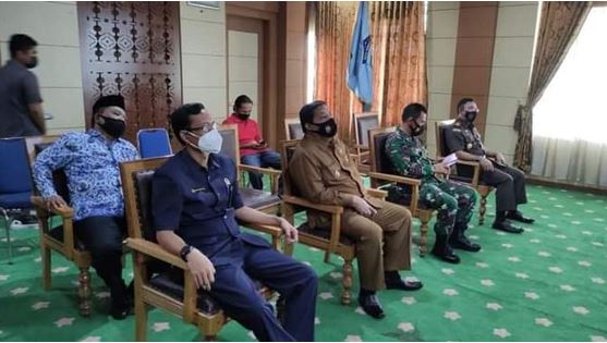 Zulhelmi dan Forkopimda mengikuti jalannya rapat koordinasi dengan Presiden Jokowi