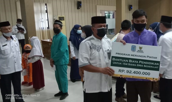 Penyaluran dana Baznas secara simbolis di Auditorium rumah dinas bupati Merangin