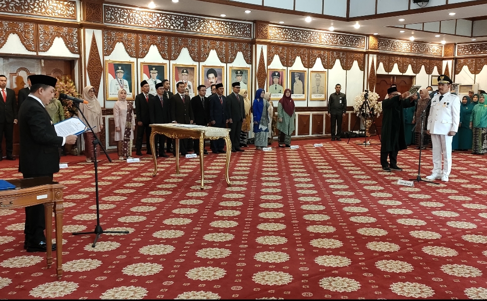 Al Haris saat lantik Asraf jadi Pj Bupati Kerinci, Sabtu (4/11)