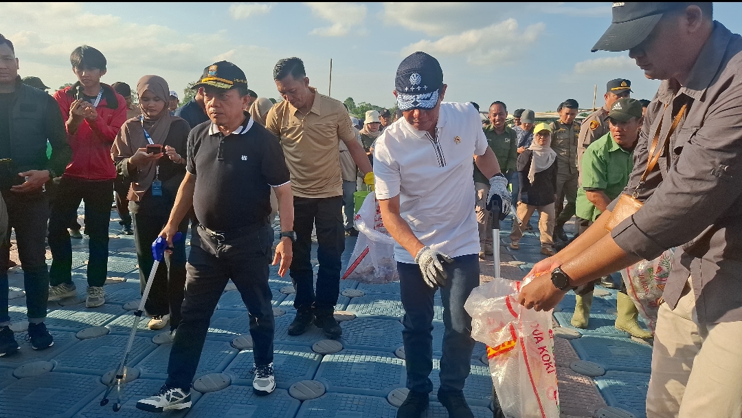 Menteri LH, Gubernur dan Walikota turun langsung gotong royong bersihkan Danau Sipin