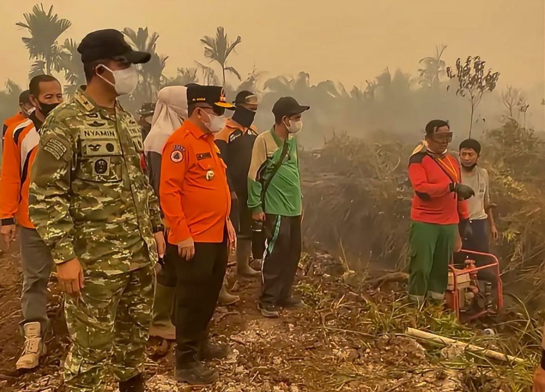 Al Haris saat padamkan kebakaran lahan