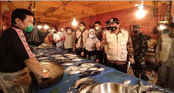 Wakil Walikota, H.Zulhelmi, saat sidak stok dan harga bahan pokok