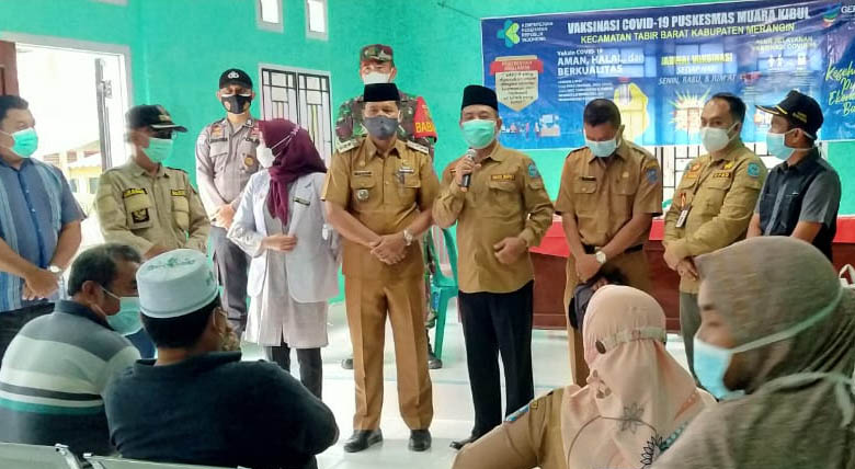 Mashuri saat memantau vaksinasi Covid-19 di Desa Baru Kibul Kecamatan Tabir Barat