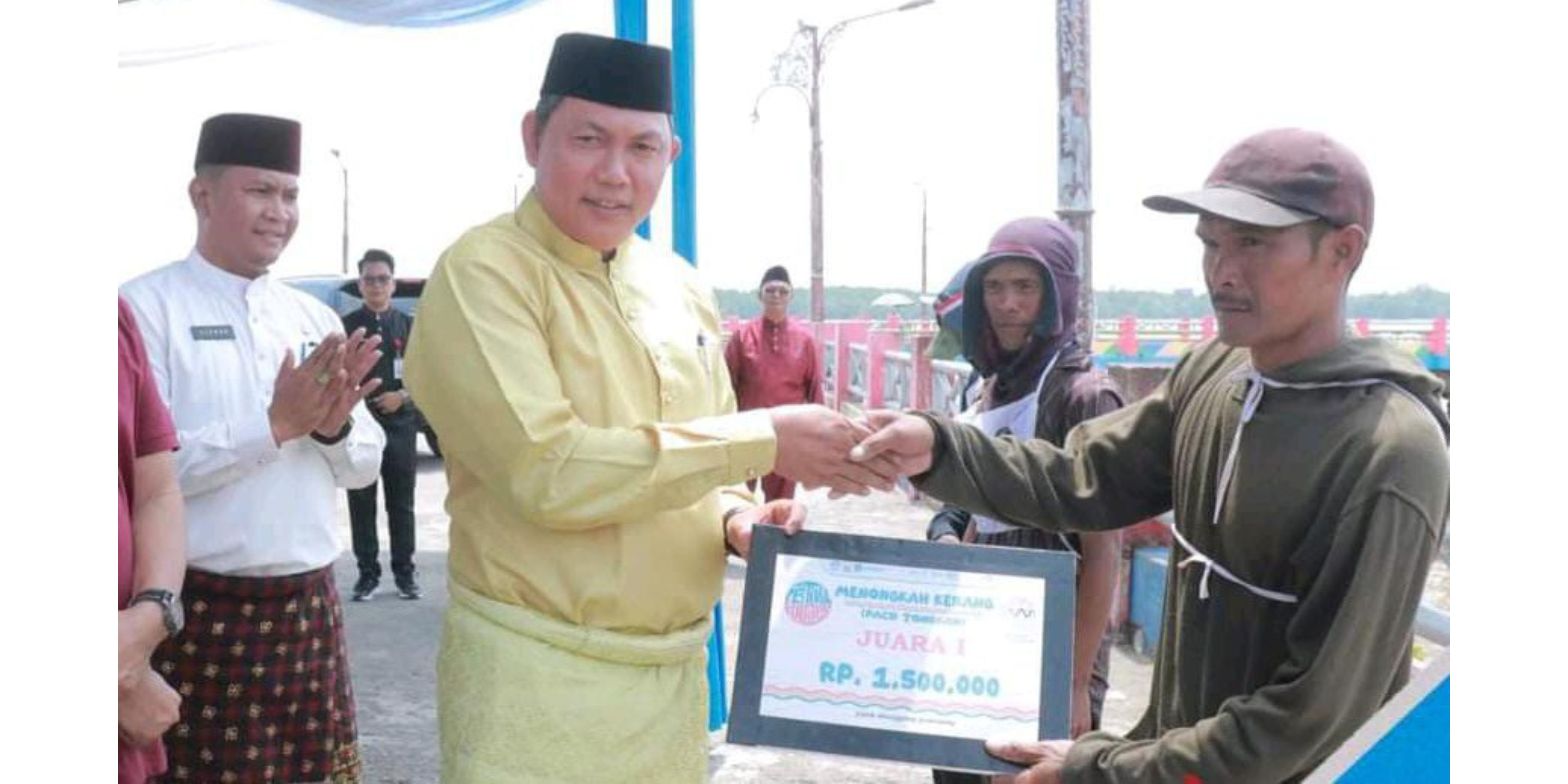 Wabup Tanjabbar H. Hairan, SH (kiri) saat membuka Lomba Pacu Tongkah tahun 2023 di Kuala Tungkal.