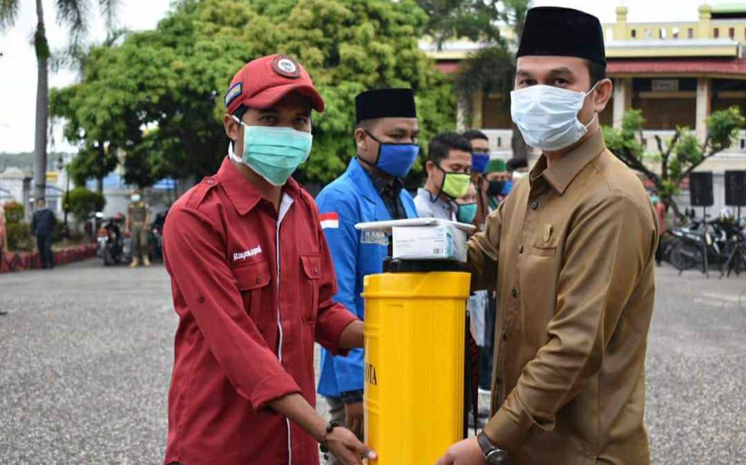 Wakil Ketua I DPRD Sarolangun, Aang Purnama saat berikan bantuan ke OKP dan Ormas