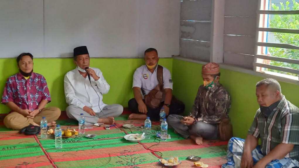 Yai Sani saat silaturahmi dengan warga Desa Sungai Muluk, Muara Papalik