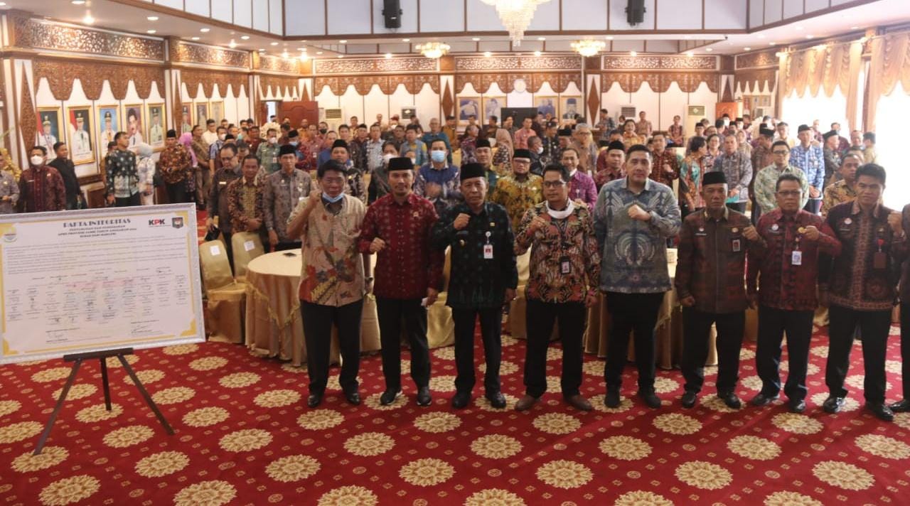 Abdullah Sani saat membuka Rakor pencegahan korupsi di Auditorium Rumdis Gubernur Jambi, Kamis (6/4)