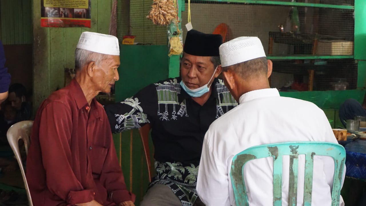 Abdulllah Sani saat ngopi bareng warga Bramitam Kiri