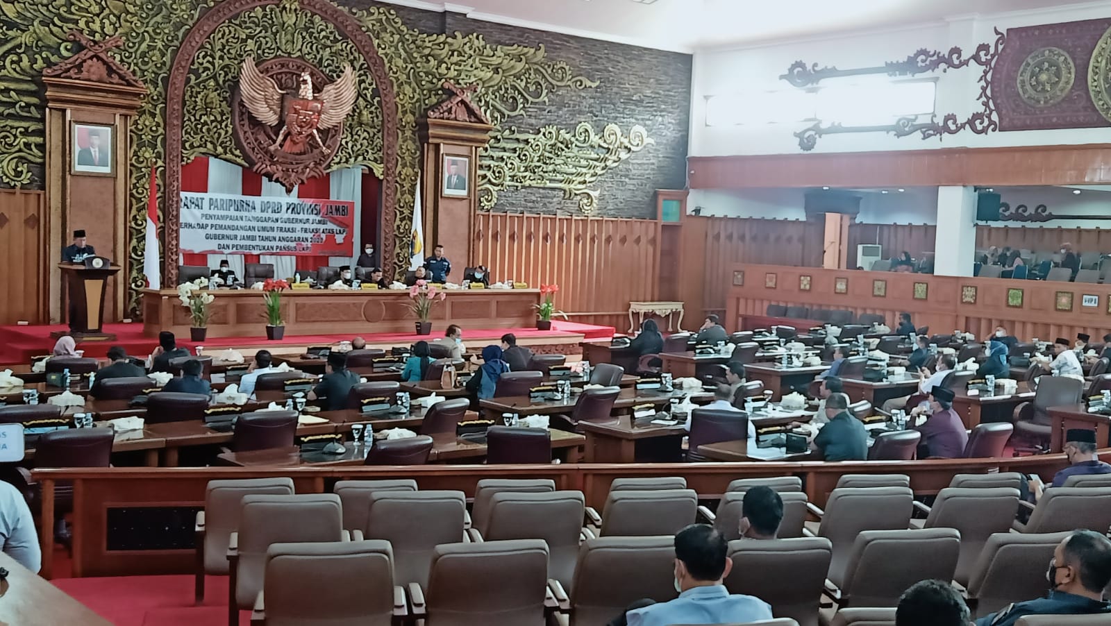 Wagub Abdullah Sani saat meberikan jawaban pandangan Fraksi terkait LKPj Gubernur Jambi tahun 2021