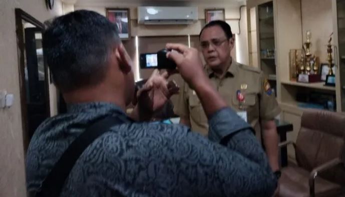 Varial Adhi Putra saat diwawancarai awak media, Jumat (20/1)