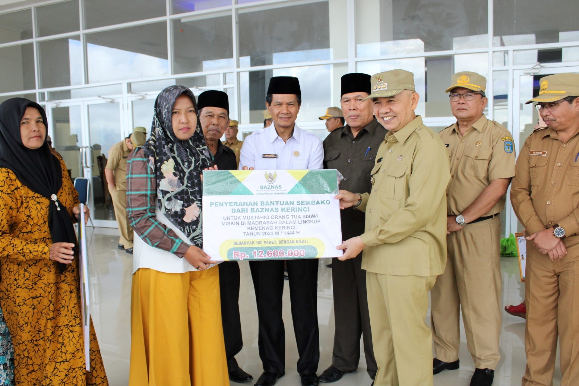 Bupati Adirozal serahkan bantuan Baznas dan sertifikat pelatihan