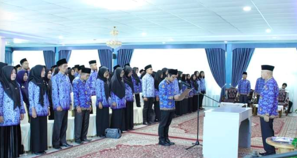Bupati Adirozal lantik dan ambil sumpah 212 guru