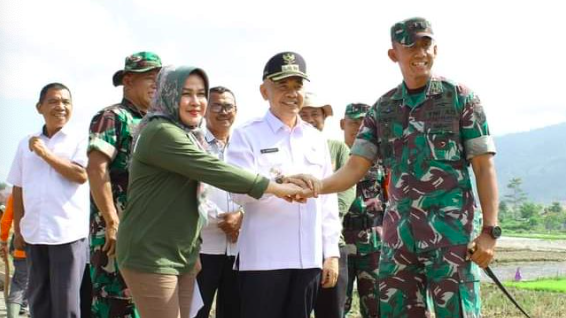 Adirozal tinjau karya bhakti TNI