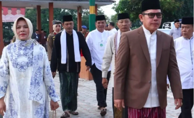  Ahmadi Shalat Idul Fitri bersama warga di Lapangan Merdeka Kota Sungai Penuh