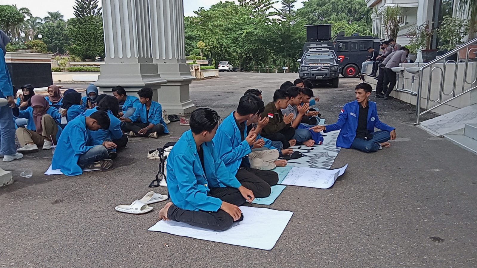 Aksi demontrasi mahasiswa Jambi tolak RKUHP di gedung DPRD Provinsi Jambi
