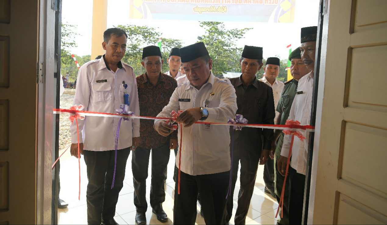 Al Haris saat resmikan Gedung Balai Kemasyarakatan Desa Lubuk Bumbun