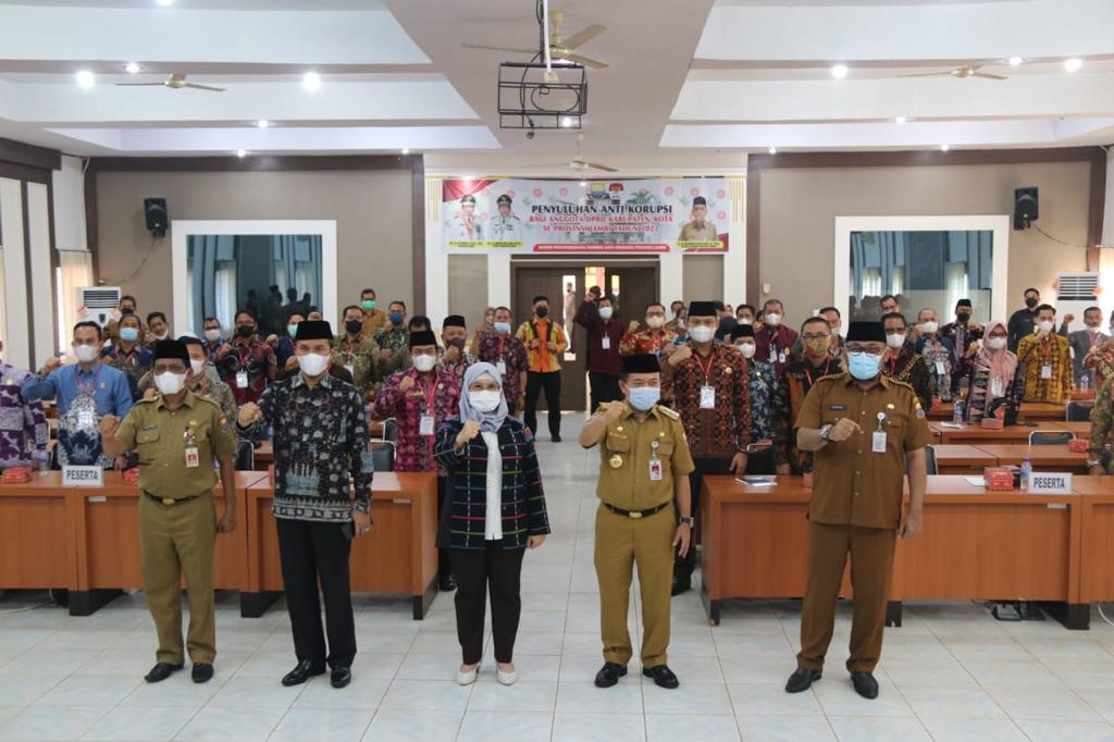 Gubernur Al Haris, Lili Pintauli, Edi Purwanto saat hadiri penyuluhan anti korupsi