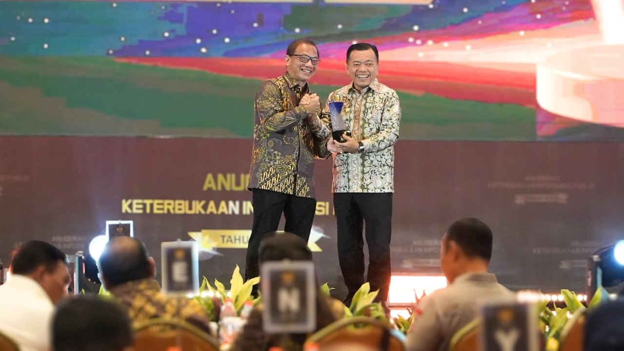 Gubernur Al Haris terima anugerah Keterbukaan Informasi Publik 2025