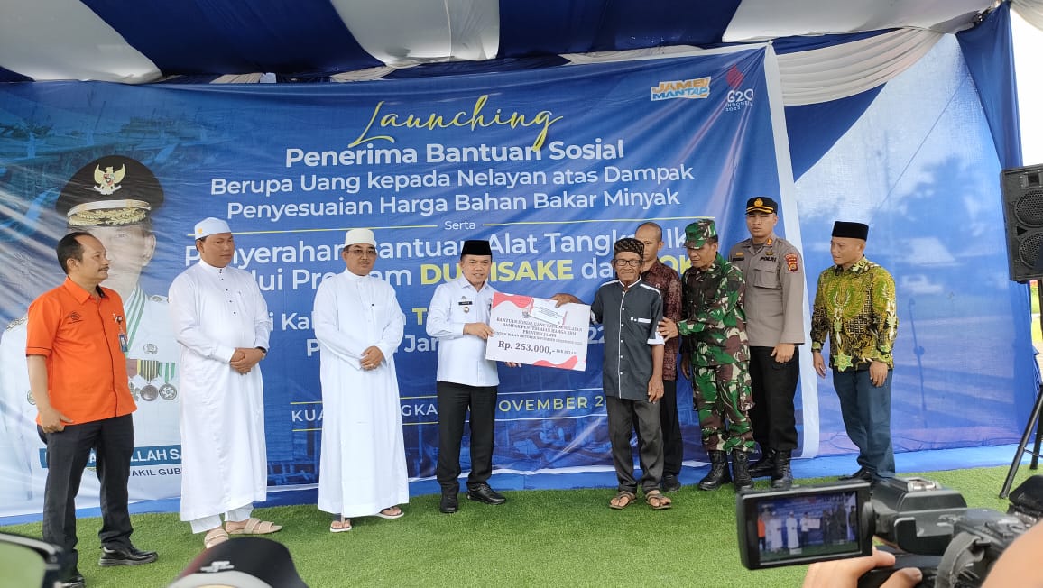 Gubernur Al Haris serahkan Bansos uang tunai untuk 6000 nelayan Tanjabbar dan Tanjabtim