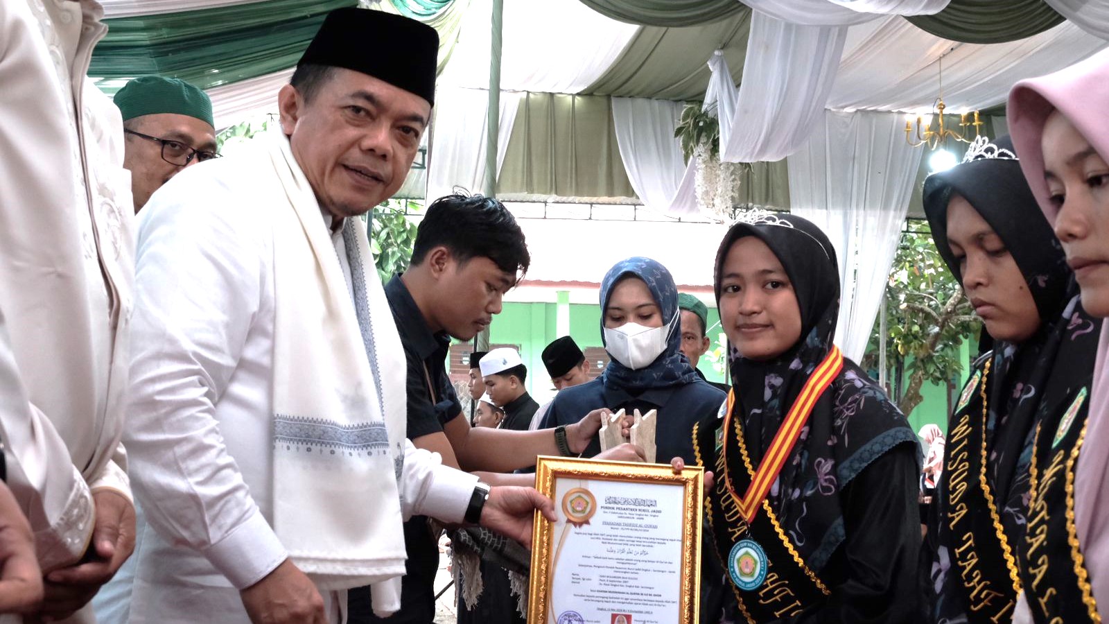 Al Haris berikan hadiah umroh santri Hafidz 30 juz Ponpes Nurul Jadid Singkut