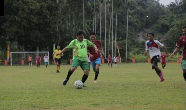 Bupati Al Haris saat bermain sepak bola di pembukaan KTI Cup Desa Sekancing