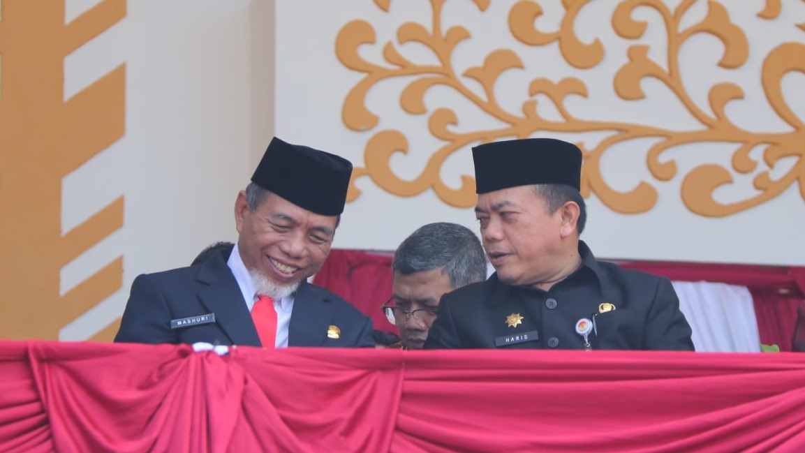Gubernur Al Haris (kanan) dan Bupati Mashuri saat pelantikan Kades Merangin