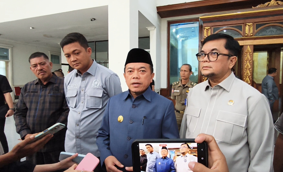 l Haris bersama anggota DPRD Jambi