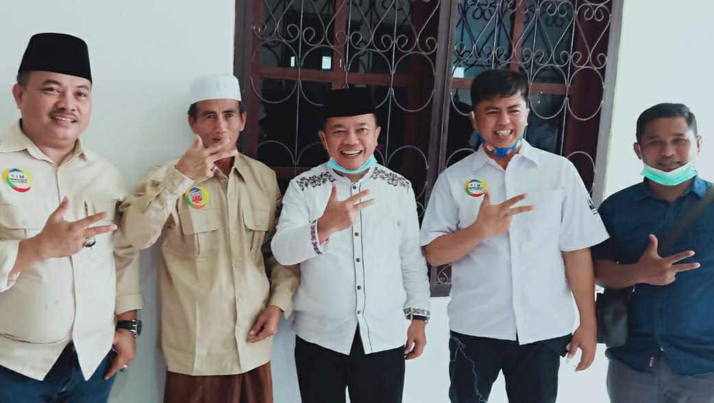 Al Haris saat bertandang ke rumah mantan Bupati Batanghari, Sinwan