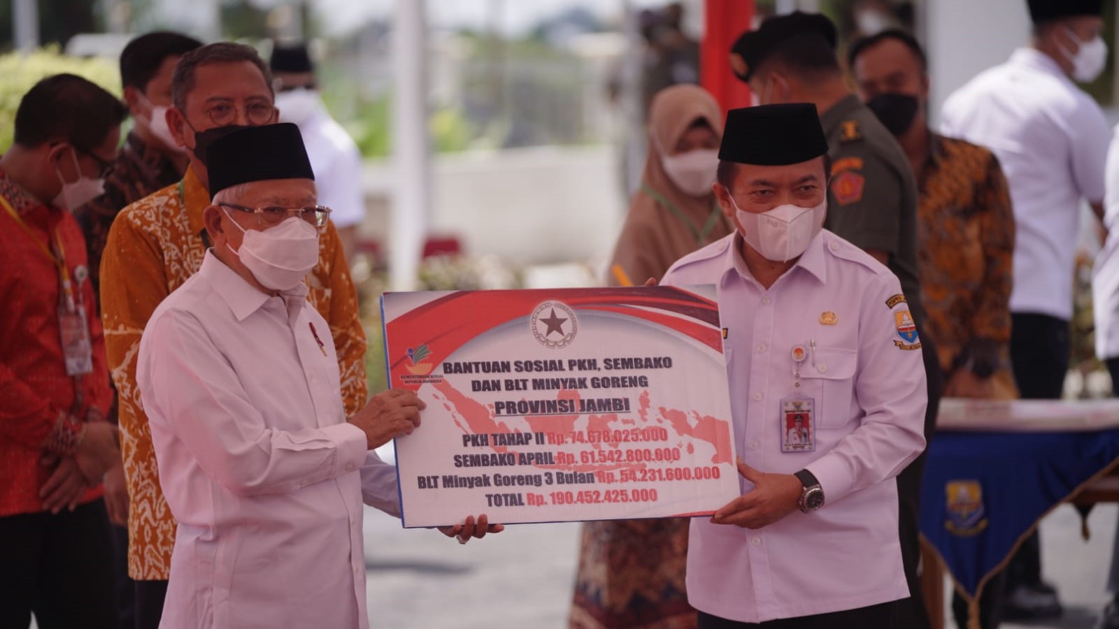 Wapres Ma'ruf Amin saat serahkan bantuan di Jambi