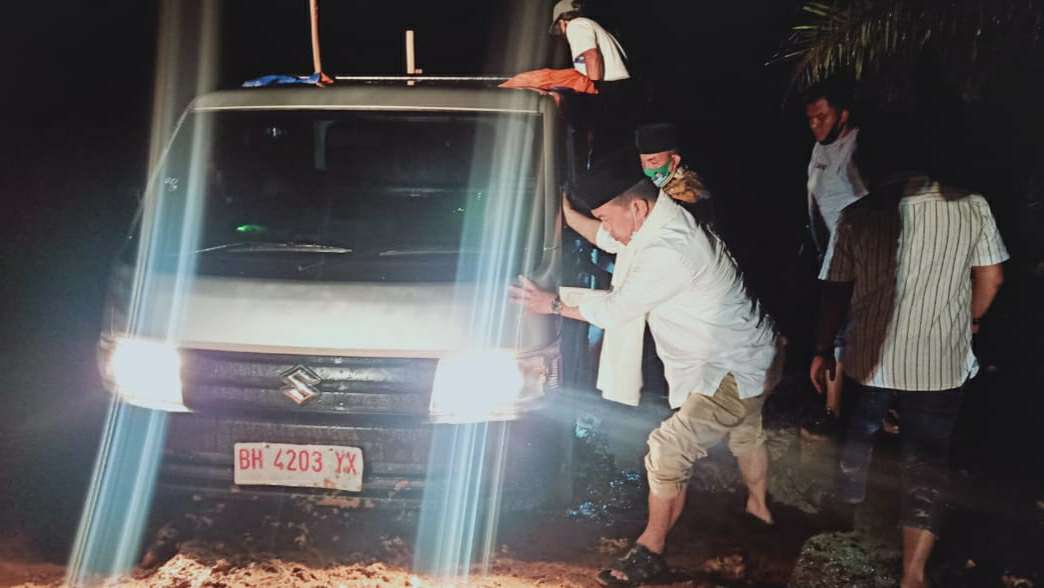 Al Haris saat ikut mendorong mobil dengan warga