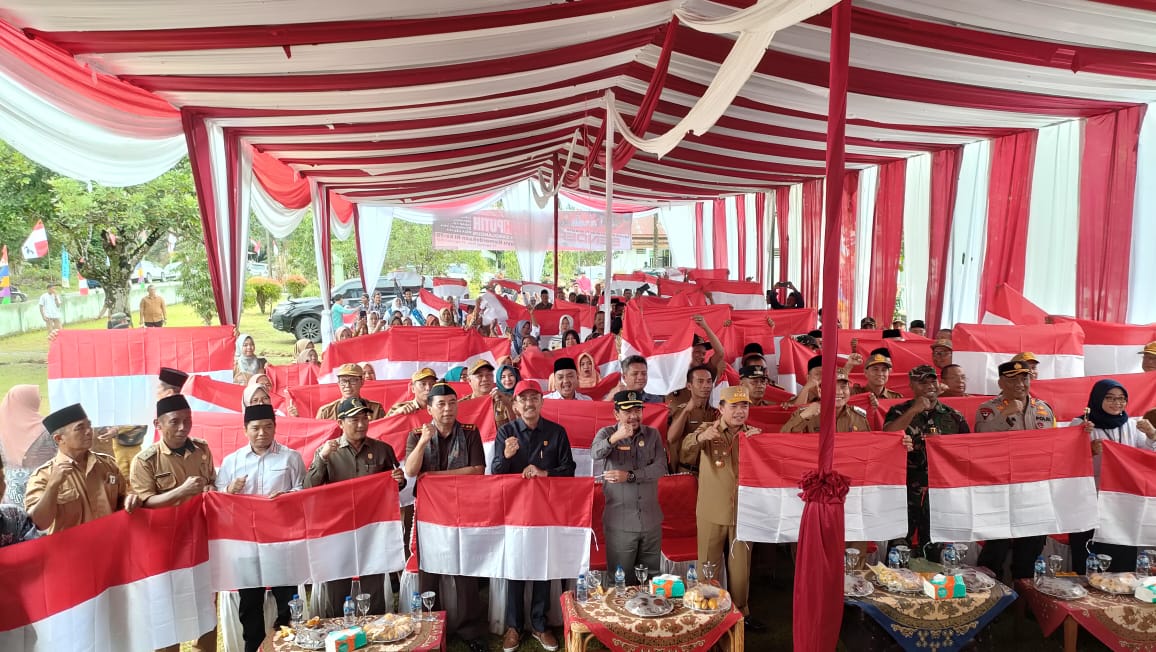 Al Haris launching gerakan pembagian bendera merah putih di Sarolangun, Senin (24/7)