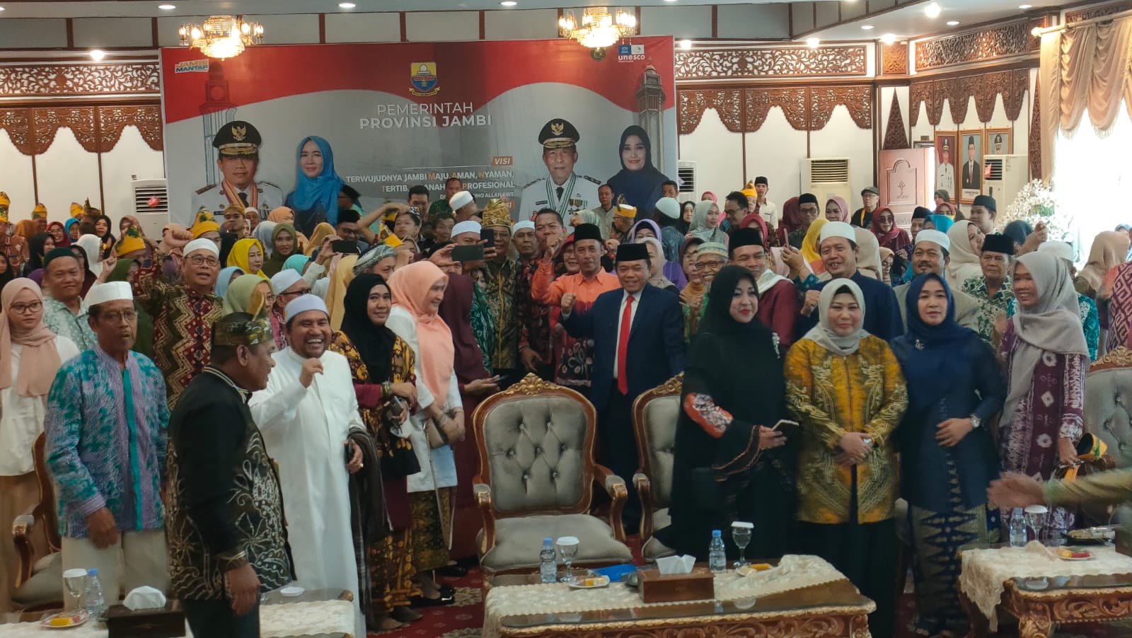 Al Haris dan Gubenur Kalsel di tengah keluarga besar Banjar Provinsi Jambi, Minggu (25/6)