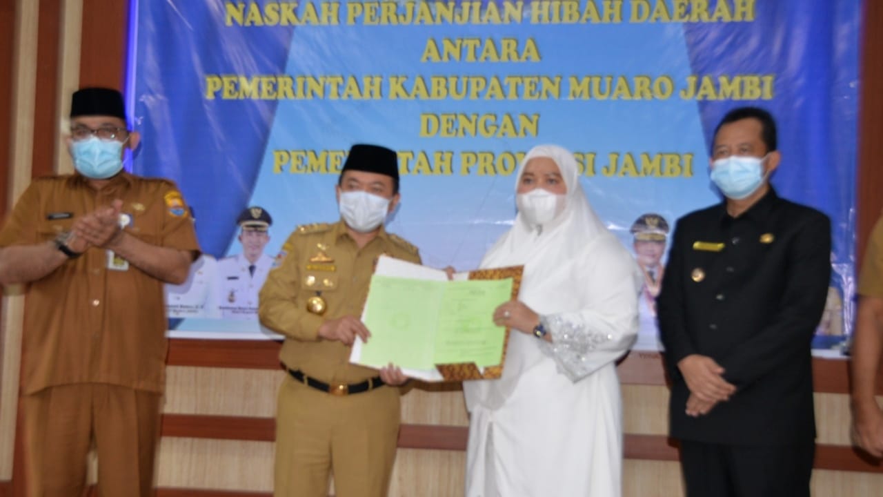 Al Haris saat terima hibah tanah untuk sport center dari Pemkab Muaro Jambi