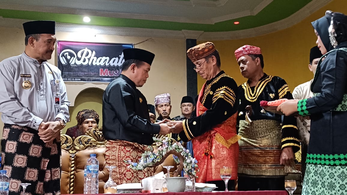 Al Haris saat hadiri kenduri Sko Desa Baru Lempur di Gunung Raya, Kerinci, Minggu (12/11)