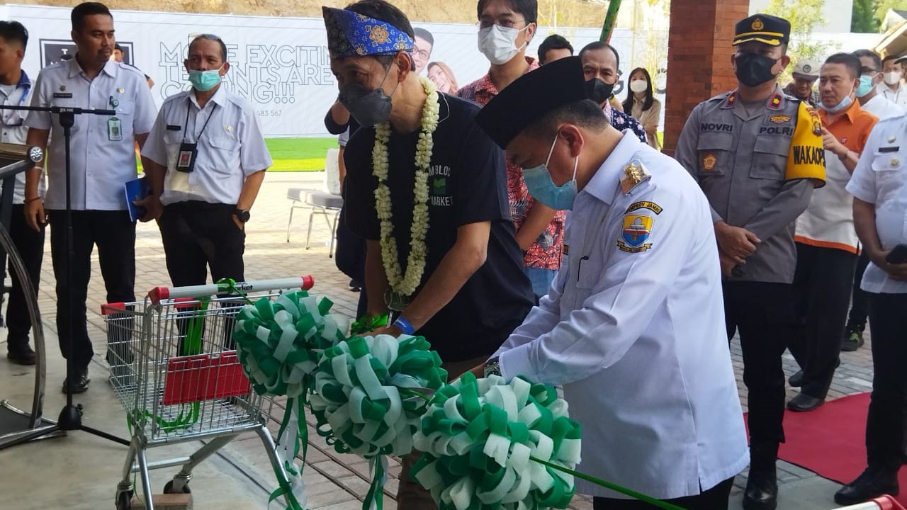 Gubernur Al Haris saat launching M Bloc Market