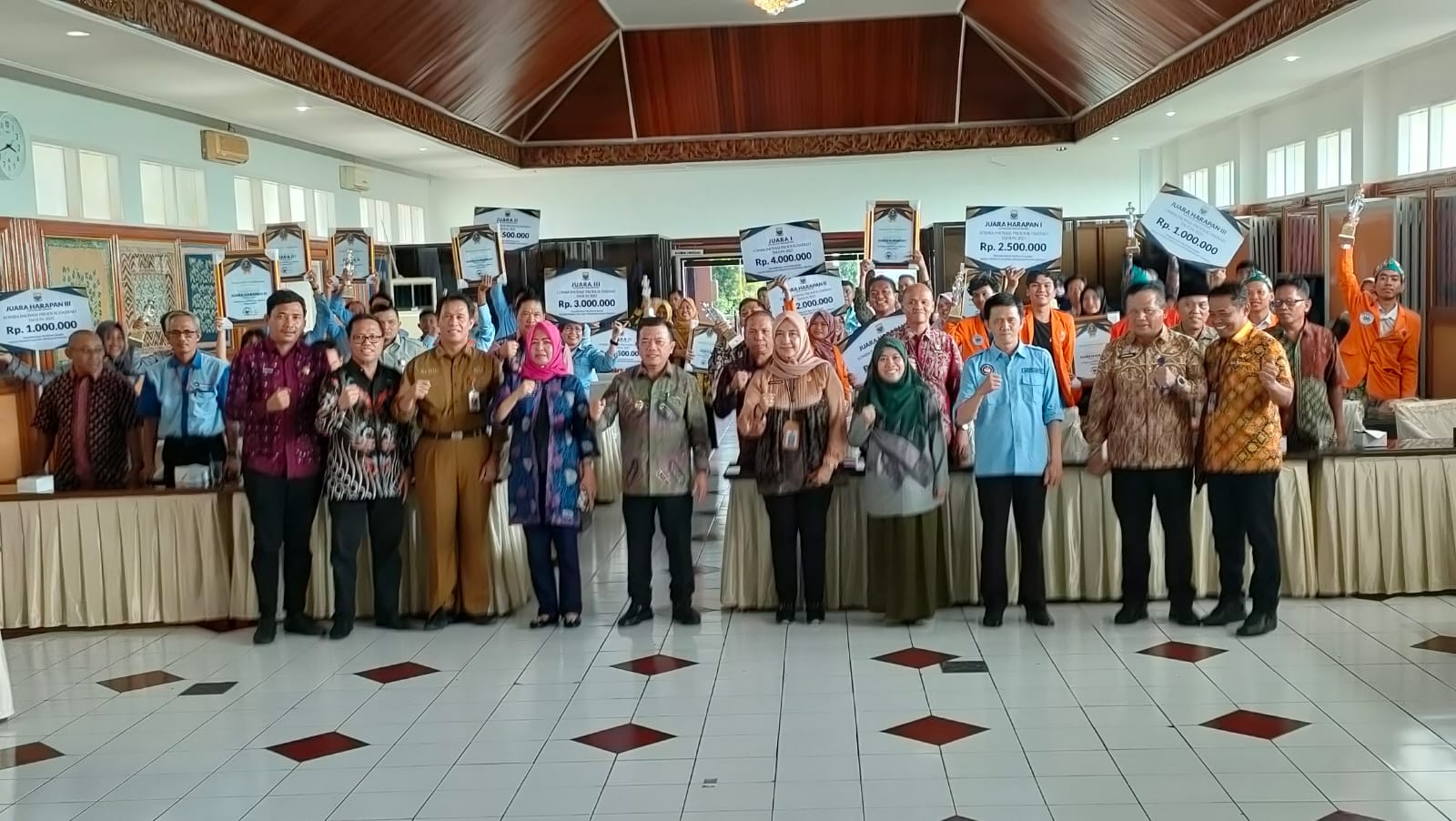 Al Haris berikan penghargaan kepada pemenang lomba inovasi daerah, Kamis (10/8)