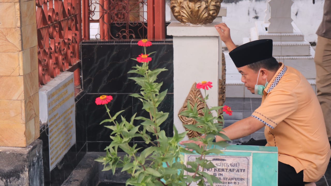 Al Haris saat ziarah ke makam pahlwan Jambi