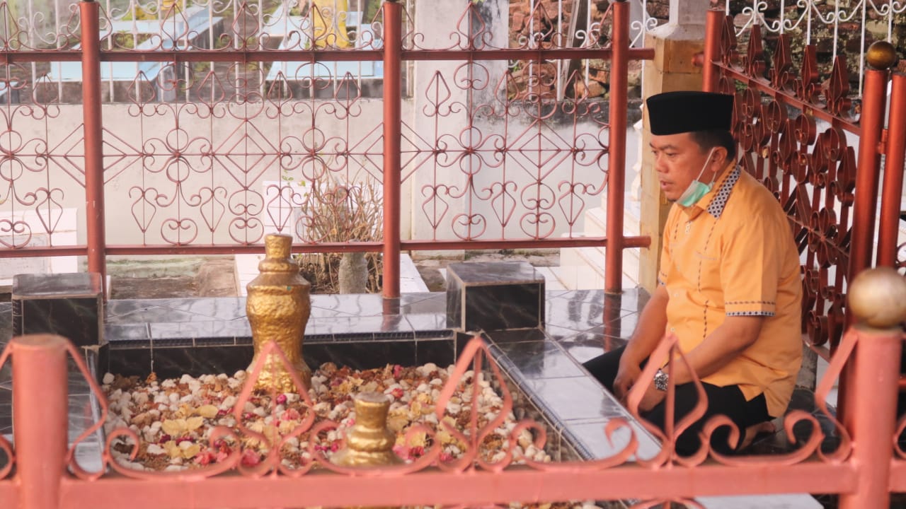 Al Haris saat ziarah ke makam pahlwan Jambi