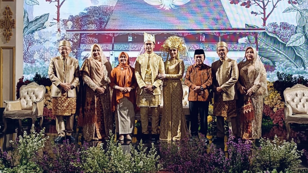 Al Haris berikan sambutan wakili Keluarga besar ngunduh mantu putra CE Khalid dan Divya