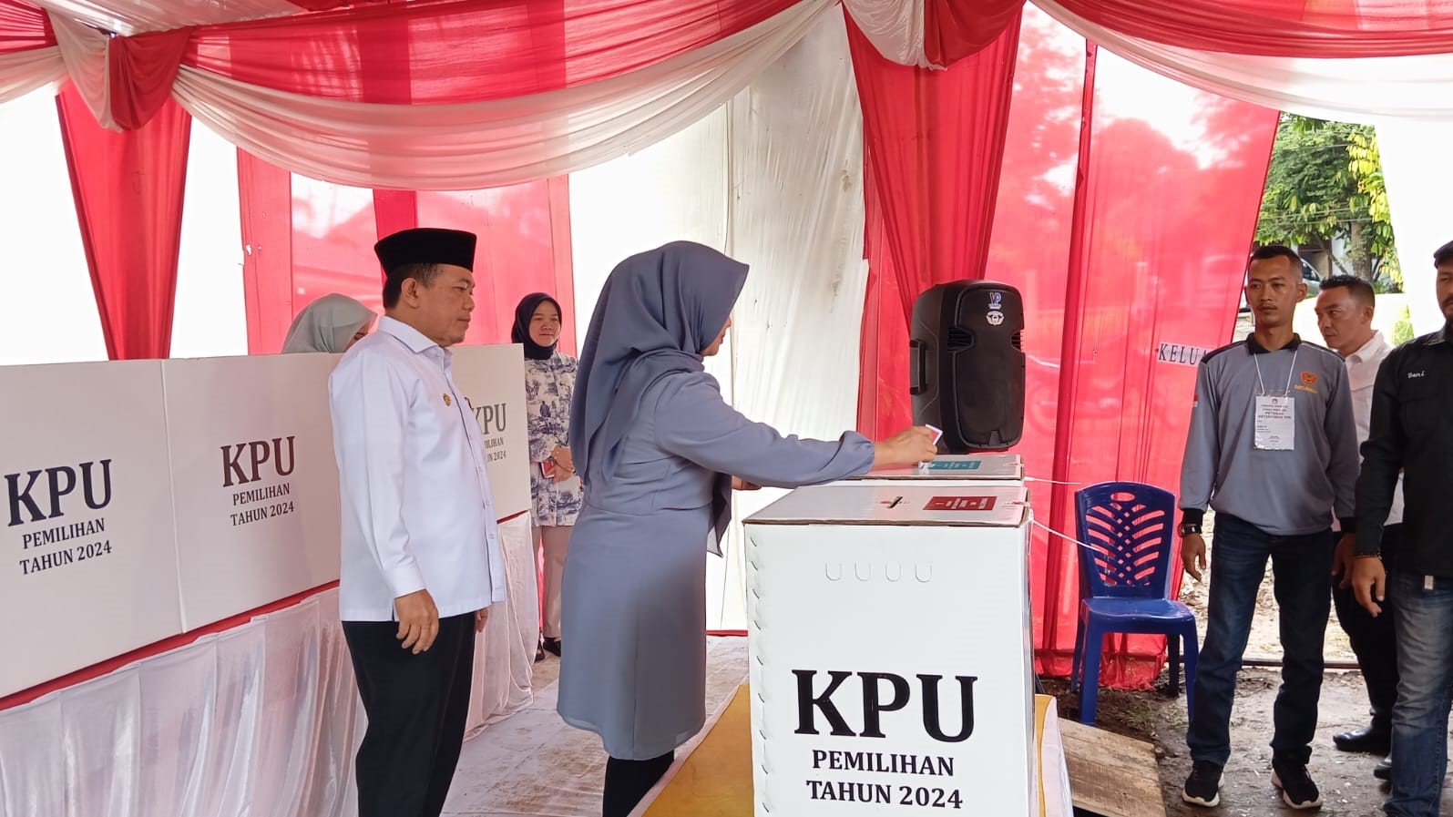 Al Haris beserta istri saat pencoblosan Pilgub Jambi 2024, Rabu (27/11)