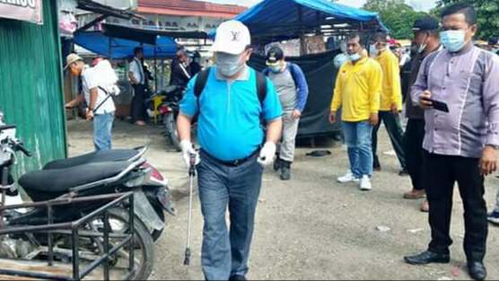 Al Haris saat penyemprotan disinfektan di Pasar Rantau Panjang