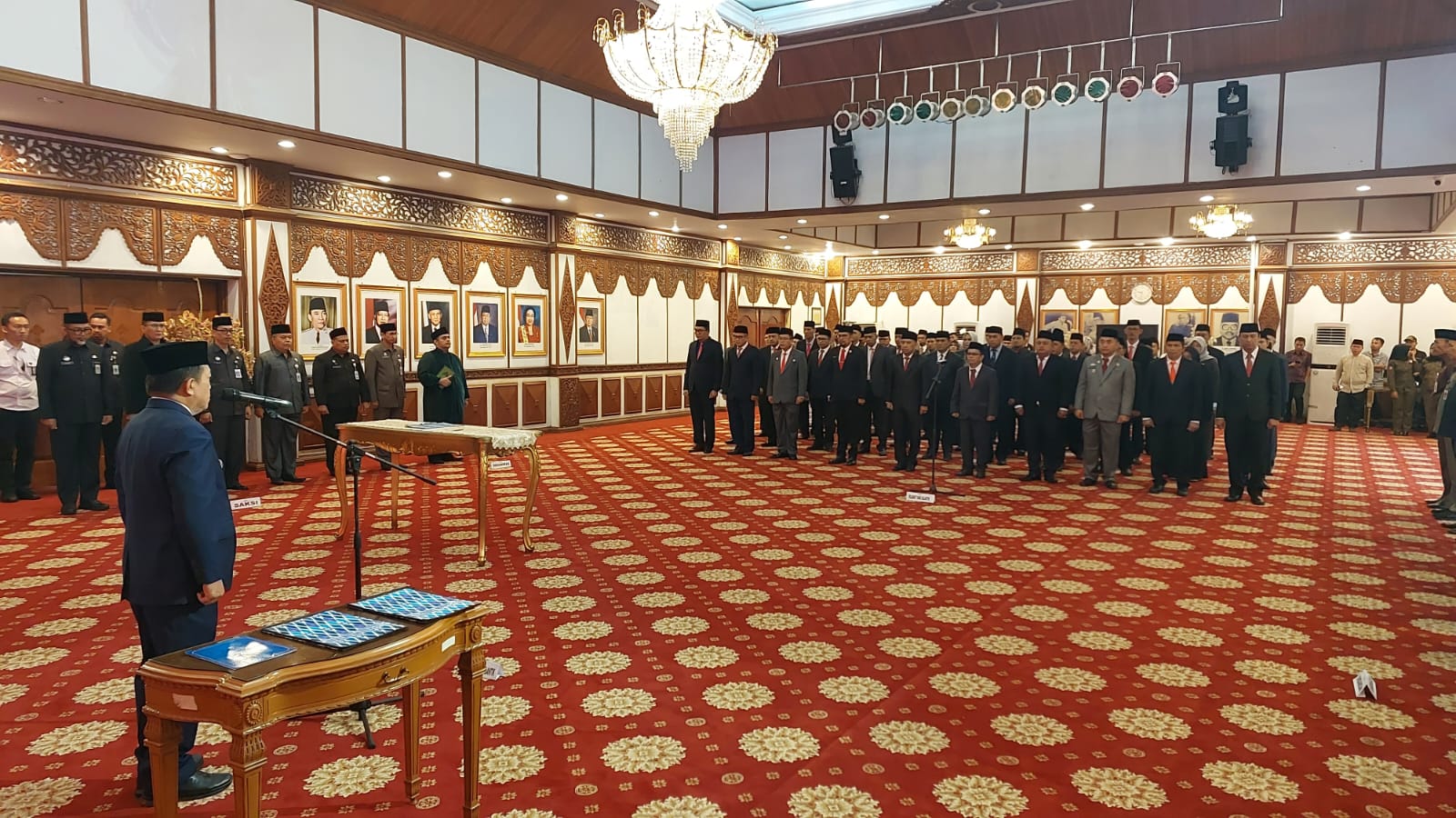 Al Haris saat lantik pejabat di Rumdis Gubernur, Jumat (13/1)