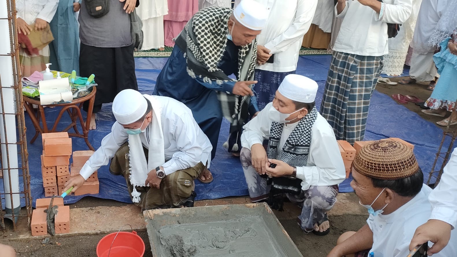 Gubernur Al Haris saat peletakan batu pertama perluasan Masjid Baiturrahman