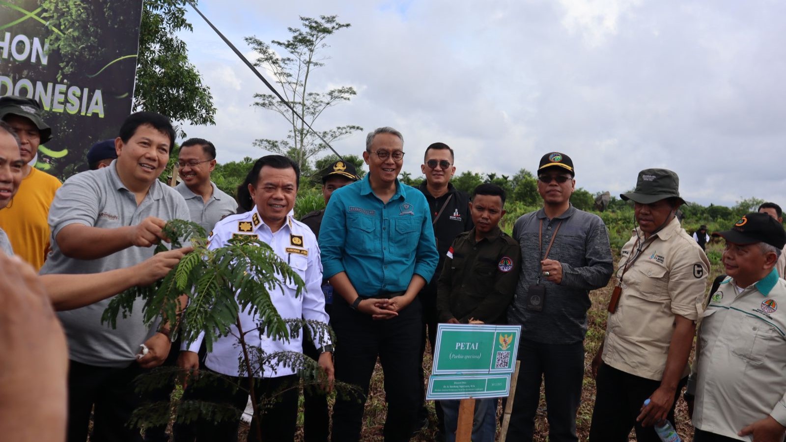 Al Haris bersama Dirjen PSKL penanaman pohon di Desa Catur Rahayu, Tanjab Timur