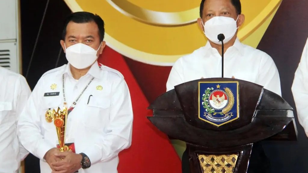 Al Haris terima penghargaan IGA 2021 dari Mendagri Tito