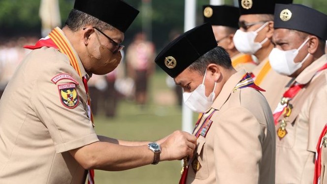 Budi Waseso saat sematkan tanda penghargaan ke Gubernur Al Haris