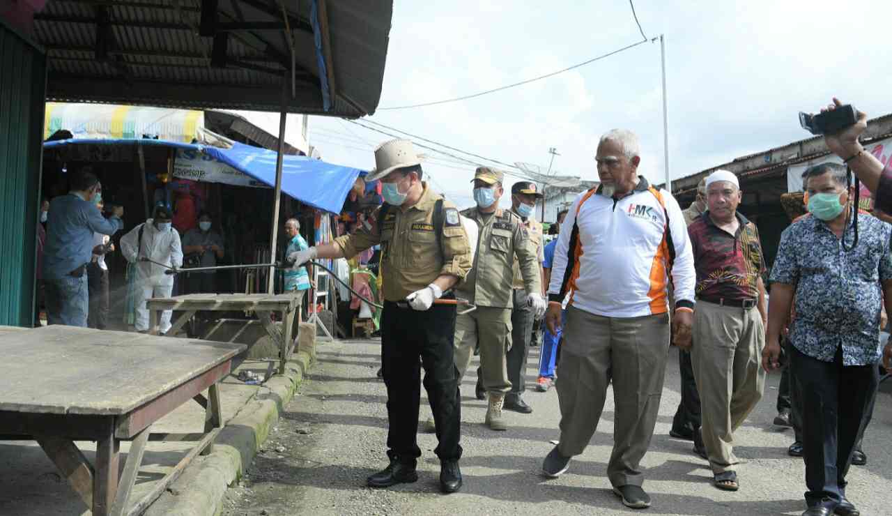 Al Haris saat penyemprotan disinfektan