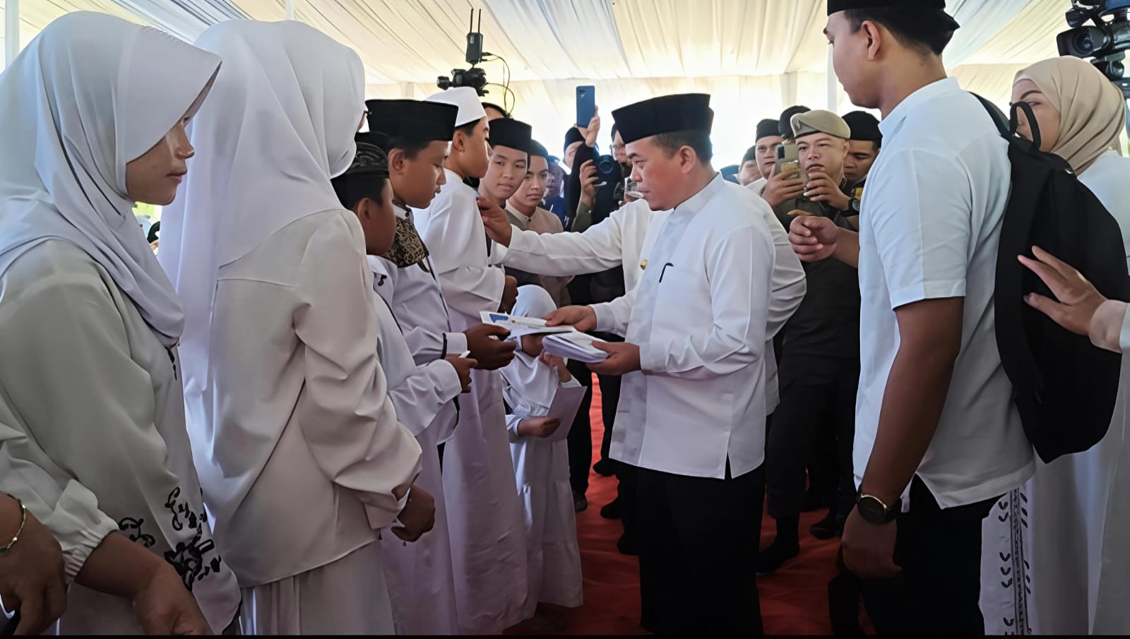 Al Haris berbagi kebahagiaan, santuni 2.000 anak yatim dan disabilitas peringatan 10 Muharram 1448 H